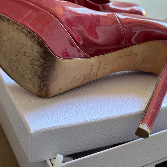 Dior, patent leather heels size 38.5 runs small good for 38 (US8) - Picture 3 of 4